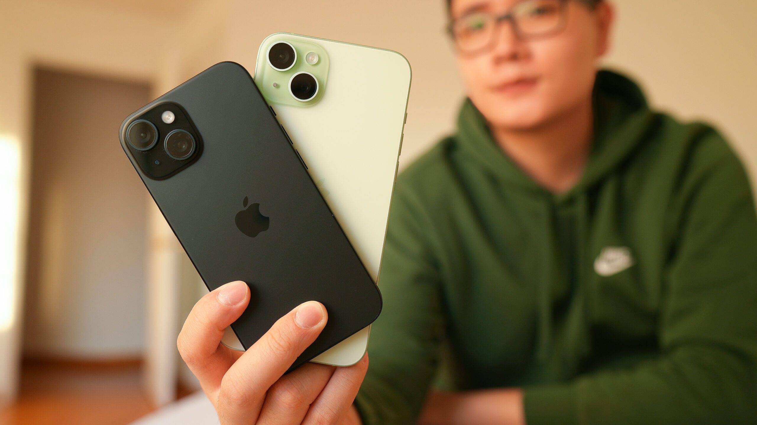 iphone-15-and-iphone-15-plus-in-hand